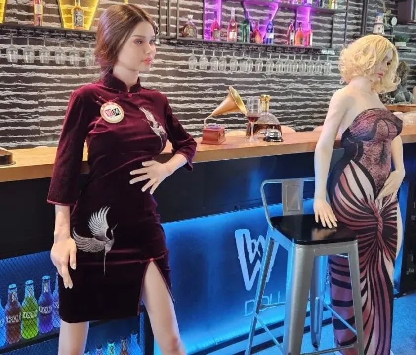 AI成人娃娃火了,当情趣娃娃用上DeepSeek,赛博女友真来了