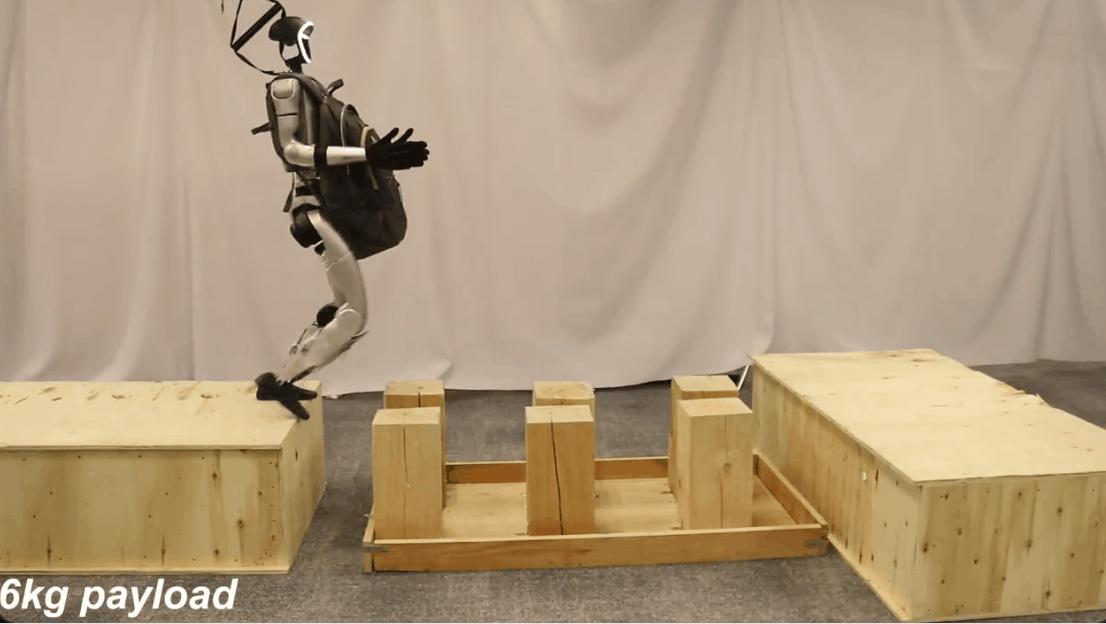 宇树G1又炫技，脚踩梅花桩如履平地，网友：疑似少林寺训练内容流出