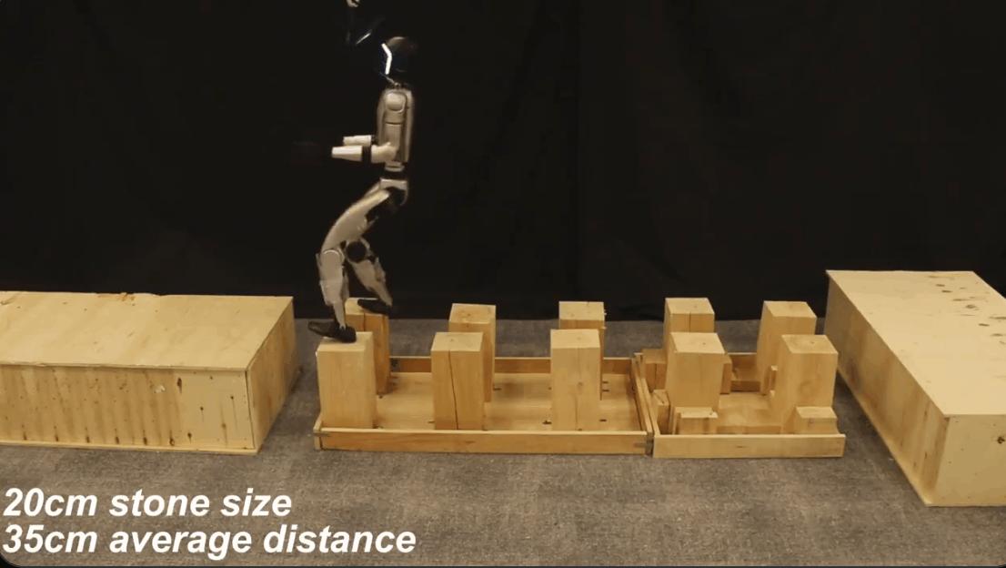 宇树G1又炫技，脚踩梅花桩如履平地，网友：疑似少林寺训练内容流出