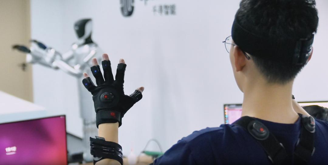 月薪 5000,我给人形机器人当「老师」