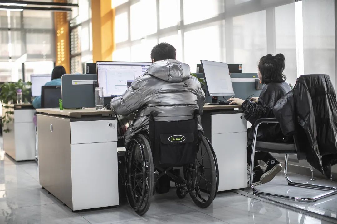 月薪 5000,我给人形机器人当「老师」