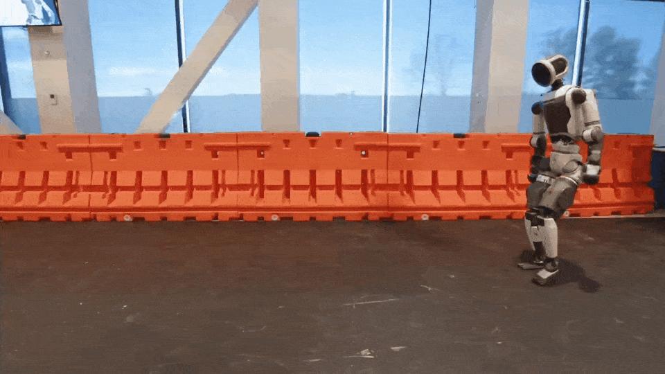 Atlas机器人越来越像人了，强化学习加持爬行、翻跟头、跳街舞，已安排进厂打工