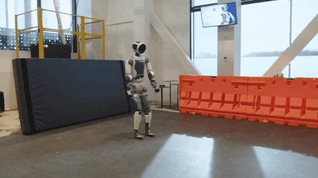 Atlas机器人越来越像人了，强化学习加持爬行、翻跟头、跳街舞，已安排进厂打工