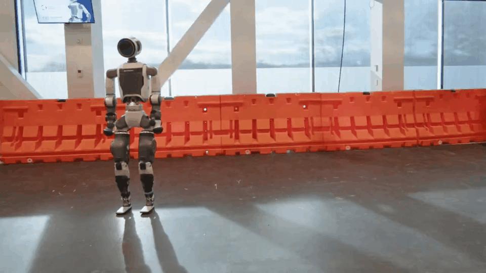 Atlas机器人越来越像人了，强化学习加持爬行、翻跟头、跳街舞，已安排进厂打工