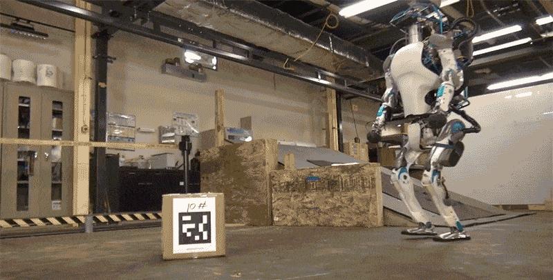 Atlas机器人越来越像人了，强化学习加持爬行、翻跟头、跳街舞，已安排进厂打工