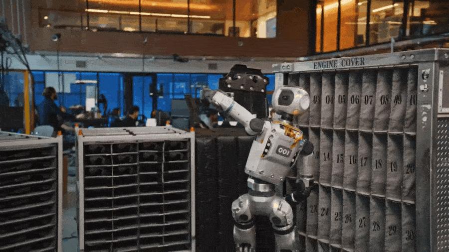 Atlas机器人越来越像人了，强化学习加持爬行、翻跟头、跳街舞，已安排进厂打工