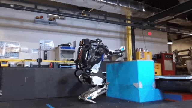 Atlas机器人越来越像人了，强化学习加持爬行、翻跟头、跳街舞，已安排进厂打工