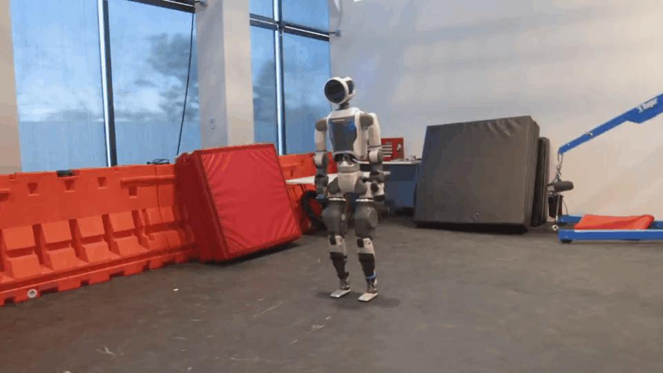 Atlas机器人越来越像人了，强化学习加持爬行、翻跟头、跳街舞，已安排进厂打工