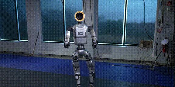 Atlas机器人越来越像人了，强化学习加持爬行、翻跟头、跳街舞，已安排进厂打工