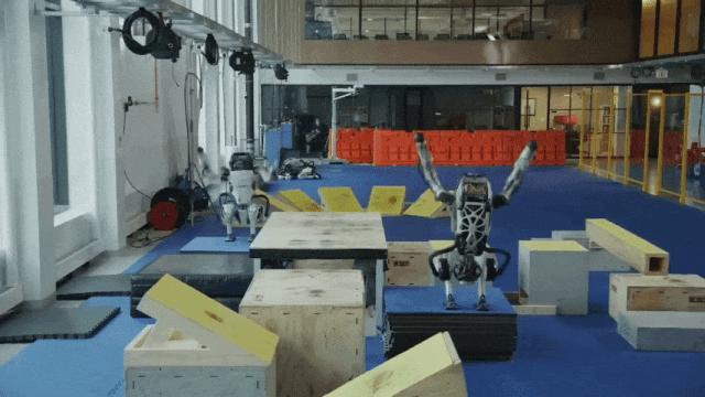 Atlas机器人越来越像人了，强化学习加持爬行、翻跟头、跳街舞，已安排进厂打工