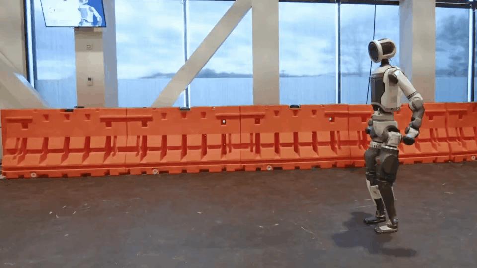 Atlas机器人越来越像人了，强化学习加持爬行、翻跟头、跳街舞，已安排进厂打工