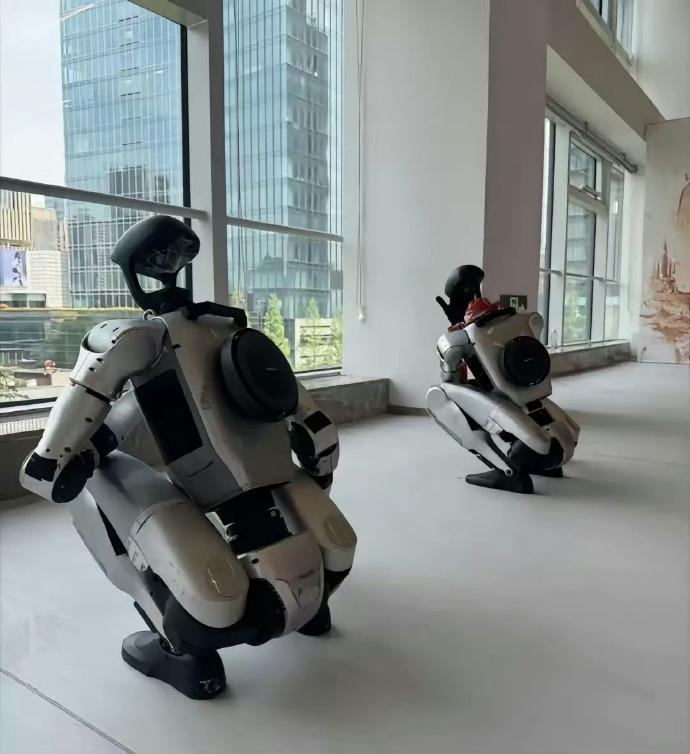 刚刚,全球首位机器人马拉松冠军诞生!赛博跑姿大赏:宇树「躺平」原地起立、最稳的是它……
