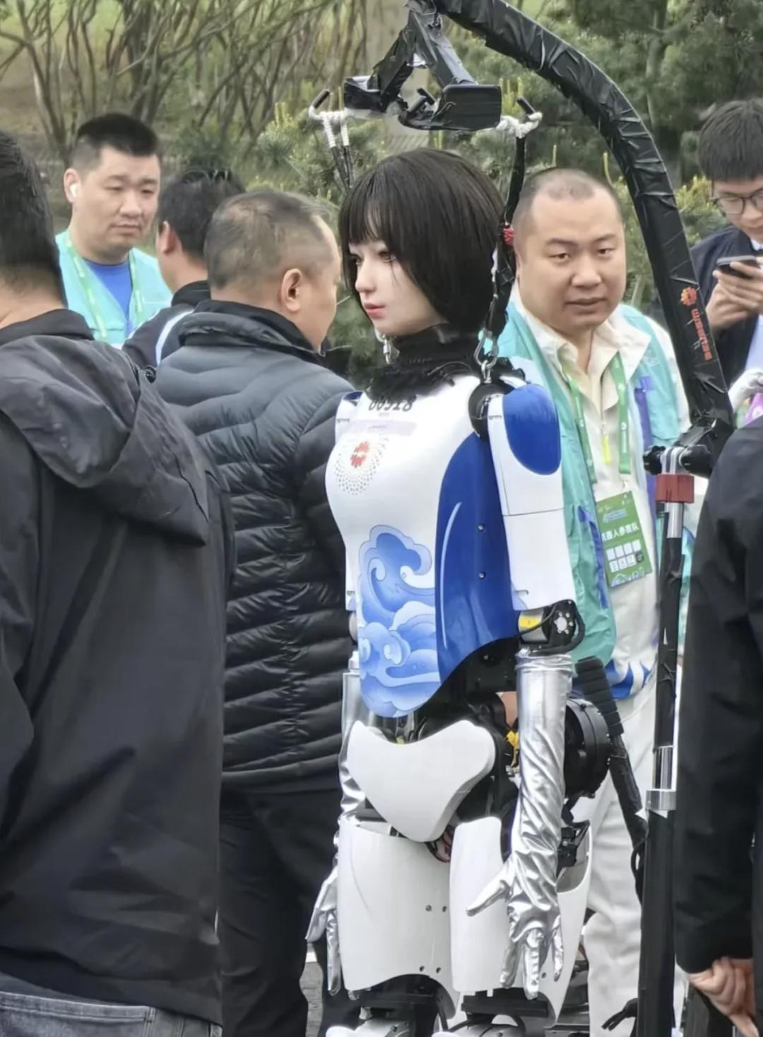 刚刚,全球首位机器人马拉松冠军诞生!赛博跑姿大赏:宇树「躺平」原地起立、最稳的是它……