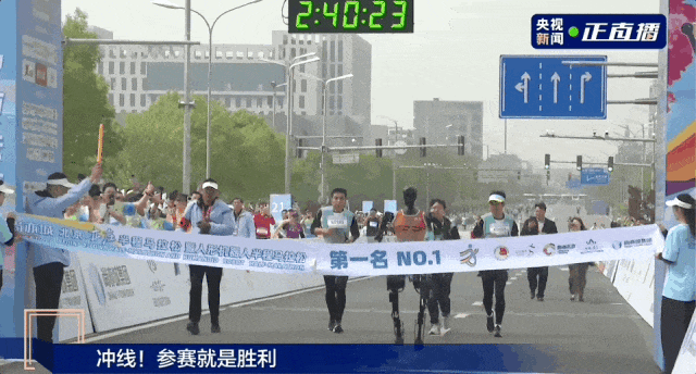 刚刚,全球首位机器人马拉松冠军诞生!赛博跑姿大赏:宇树「躺平」原地起立、最稳的是它……