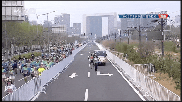 刚刚,全球首位机器人马拉松冠军诞生!赛博跑姿大赏:宇树「躺平」原地起立、最稳的是它……