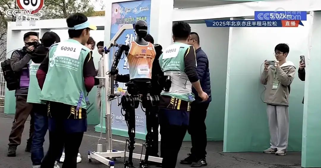 刚刚,全球首位机器人马拉松冠军诞生!赛博跑姿大赏:宇树「躺平」原地起立、最稳的是它……