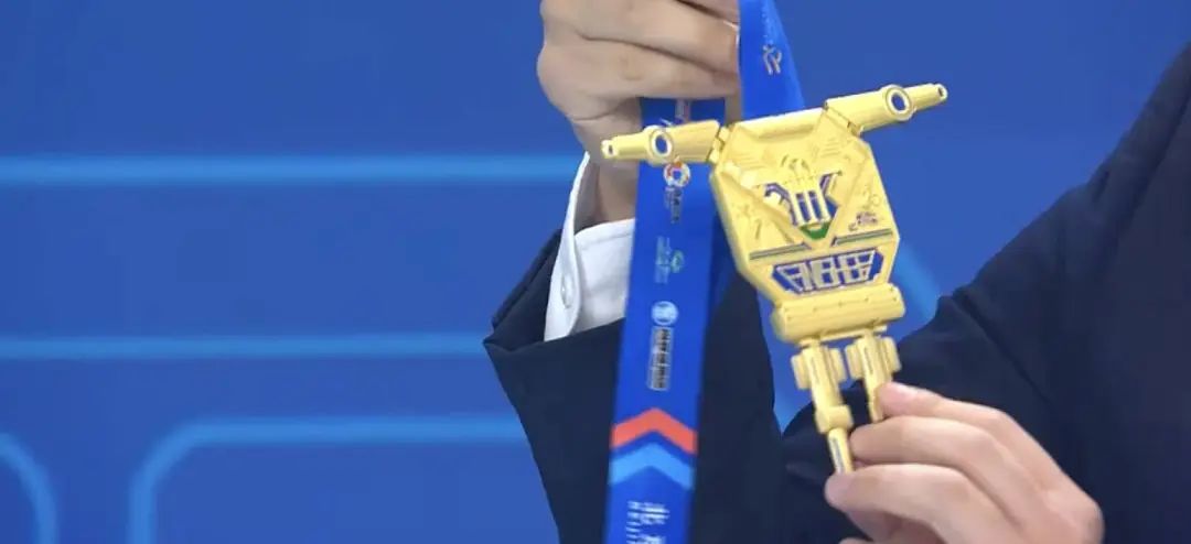 刚刚,全球首位机器人马拉松冠军诞生!赛博跑姿大赏:宇树「躺平」原地起立、最稳的是它……