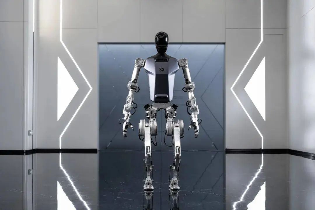 刚刚,全球首位机器人马拉松冠军诞生!赛博跑姿大赏:宇树「躺平」原地起立、最稳的是它……