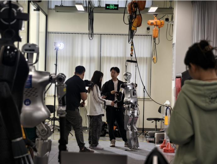 刚刚,全球首位机器人马拉松冠军诞生!赛博跑姿大赏:宇树「躺平」原地起立、最稳的是它……