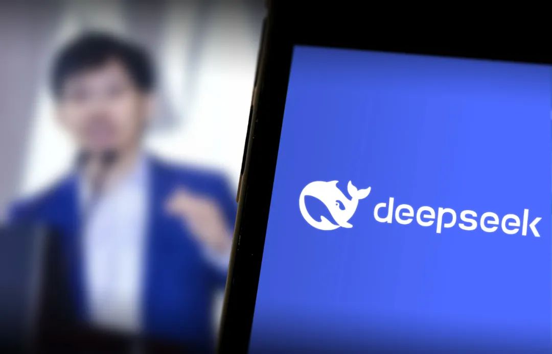 梁文锋和杨植麟再“撞车”