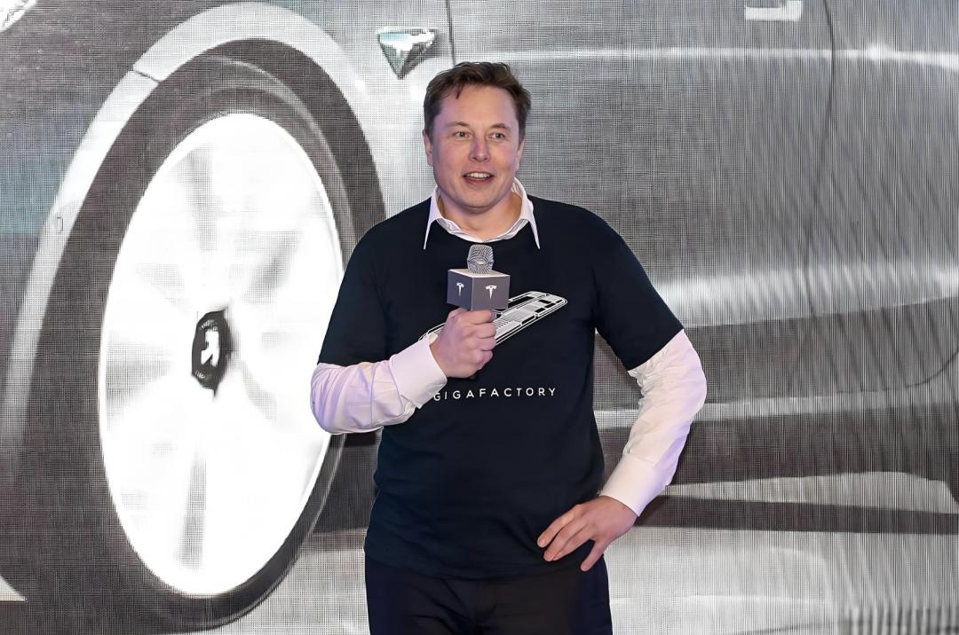 专用机器人拍了拍人形机器人“兄弟让一让,我要上桌吃饭。”