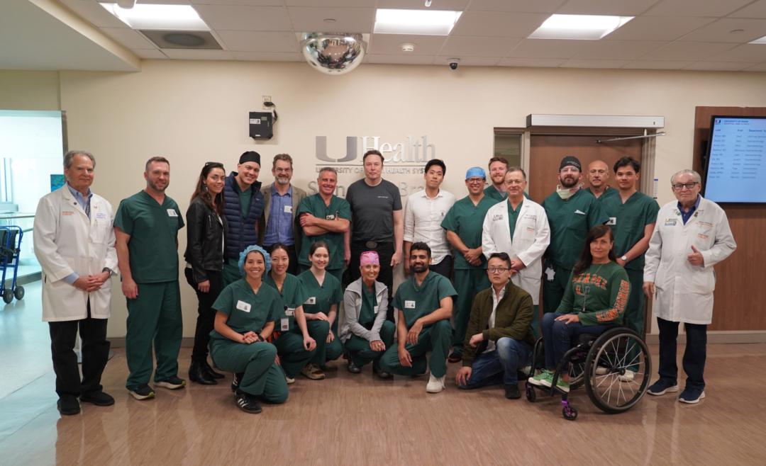 刚刚,马斯克切脑全场震撼!插脑只要1.5秒,26年治愈失明,28年全人类变AI