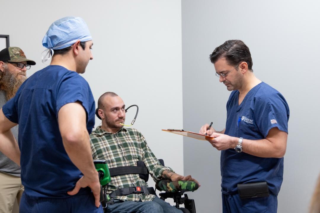 刚刚,马斯克切脑全场震撼!插脑只要1.5秒,26年治愈失明,28年全人类变AI