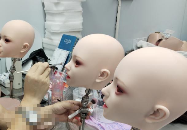 中年男人的“梦中情娃”，在海外杀疯了