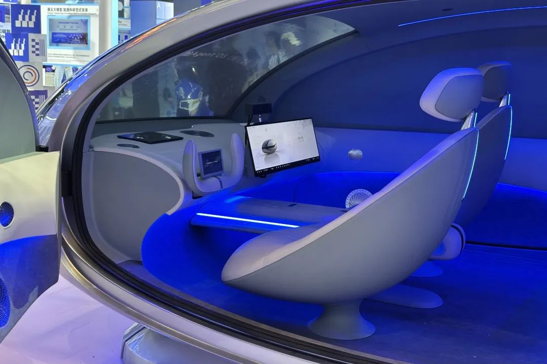 在WAIC，比起看机器人打拳，人们更想知道怎么用AI赚钱