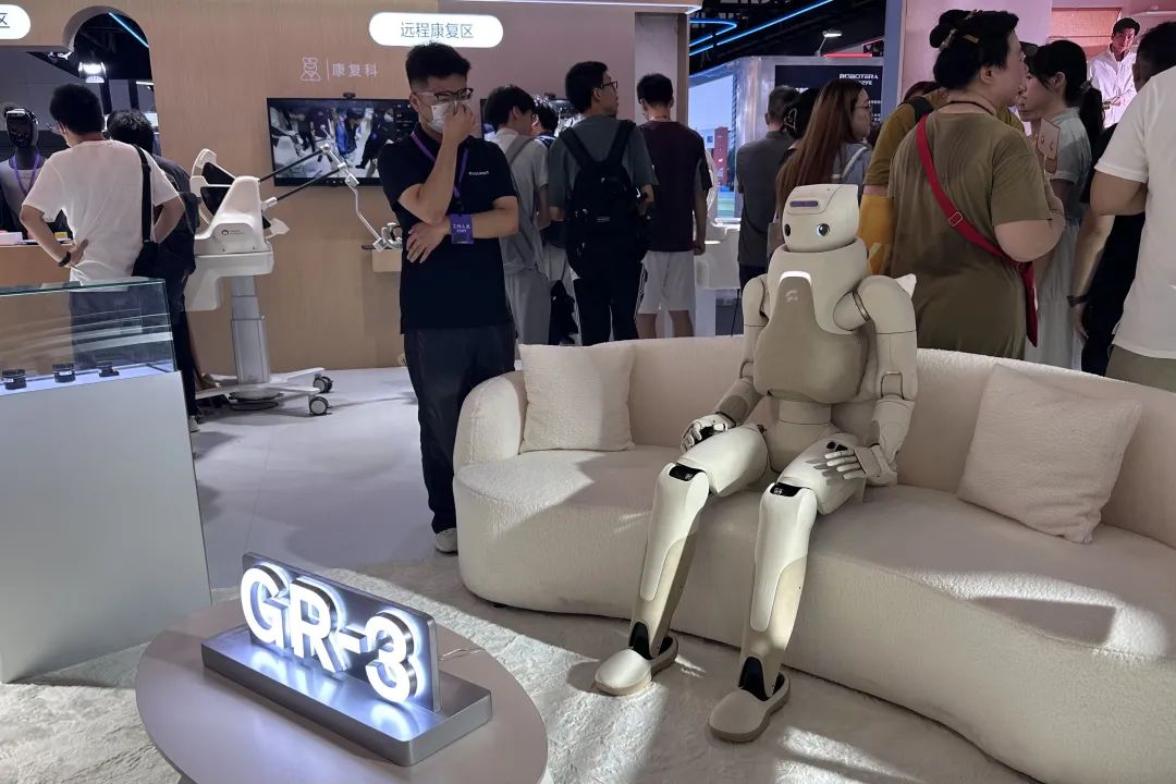 在WAIC，比起看机器人打拳，人们更想知道怎么用AI赚钱