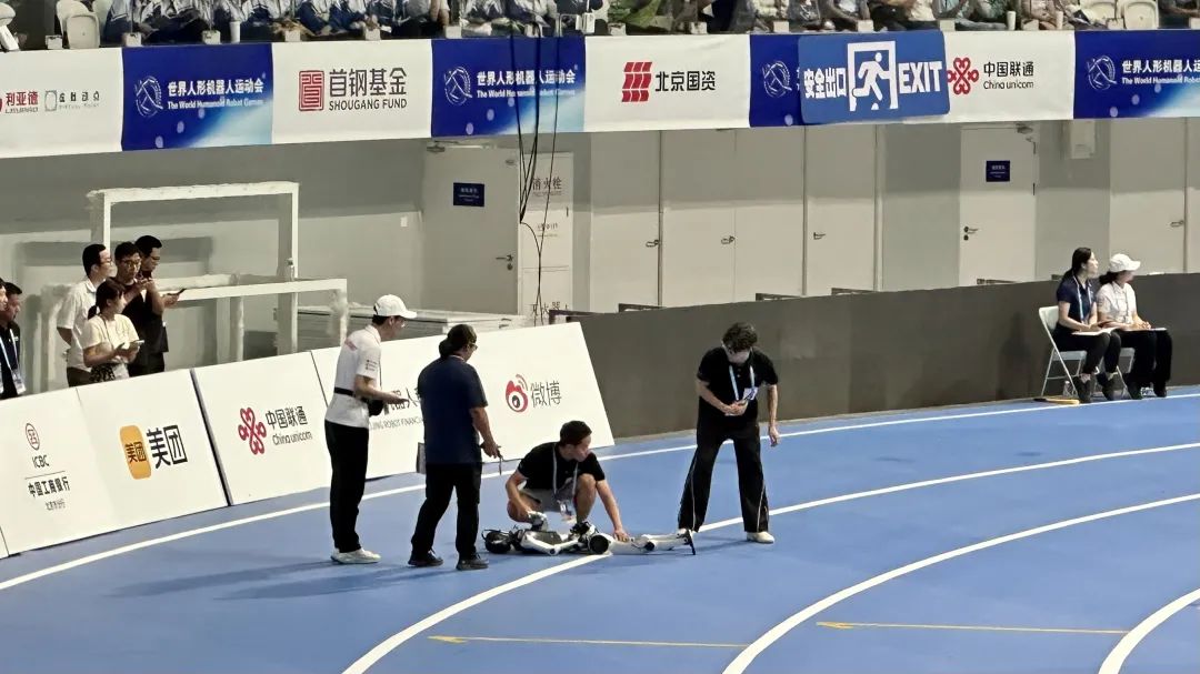 首届机器人运动会，是比谁摔得更有观众缘