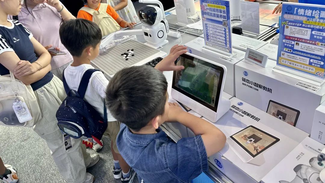 首届机器人运动会，是比谁摔得更有观众缘