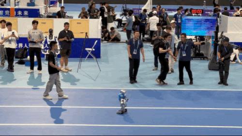 首届机器人运动会，是比谁摔得更有观众缘