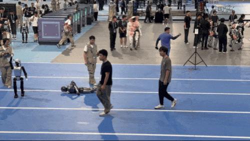 首届机器人运动会，是比谁摔得更有观众缘