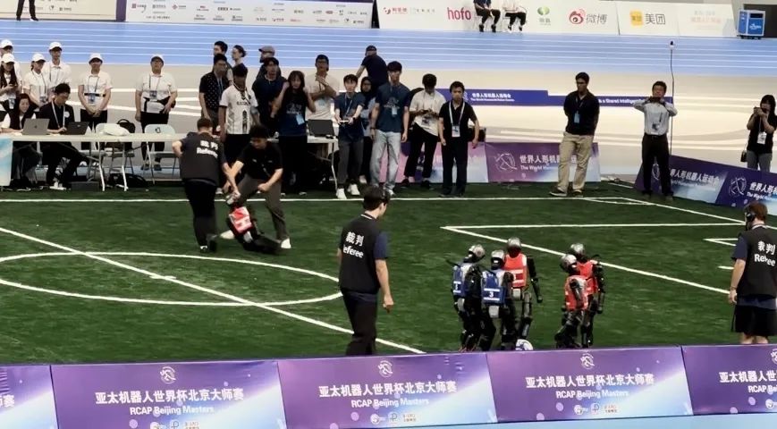 首届机器人运动会，是比谁摔得更有观众缘