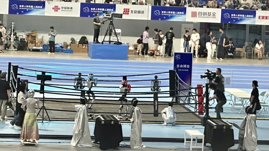 首届机器人运动会，是比谁摔得更有观众缘