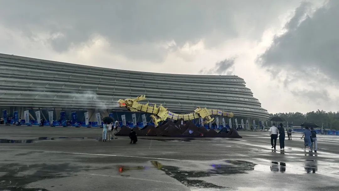 首届机器人运动会，是比谁摔得更有观众缘