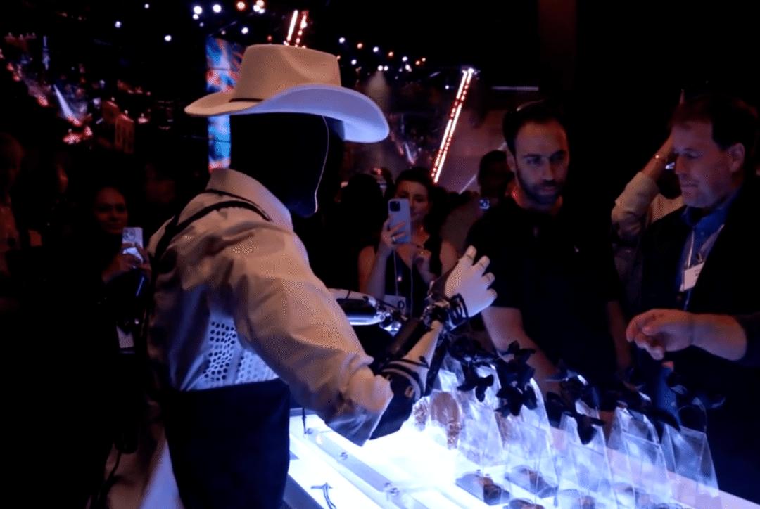 特斯拉机器人又被抓包:疑似遥控「摘头显」摔倒,名场面诞生