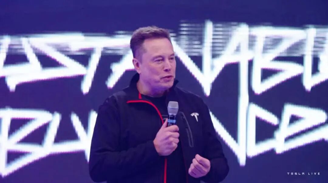 特斯拉机器人又被抓包:疑似遥控「摘头显」摔倒,名场面诞生