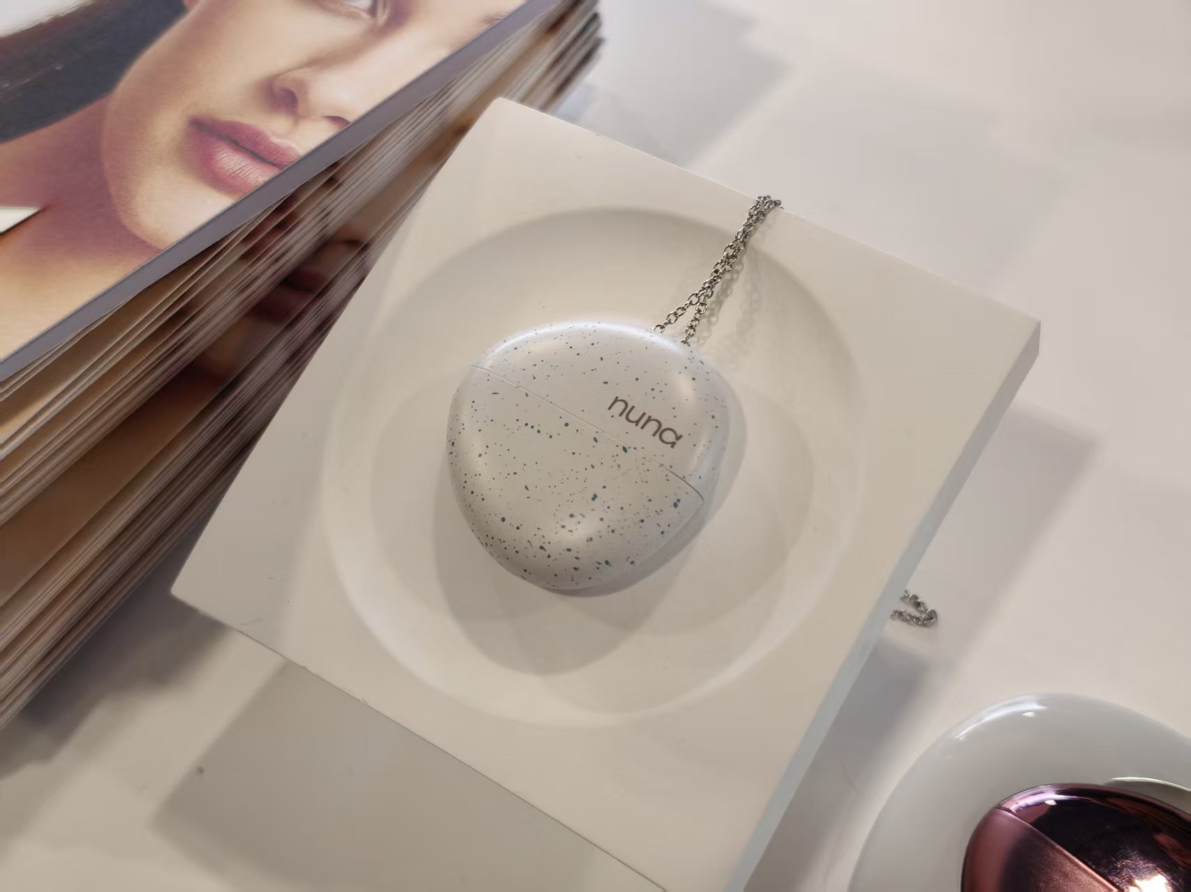 CES这些AI健康硬件太奇葩，能测尿的马桶，还有镜子能看寿命