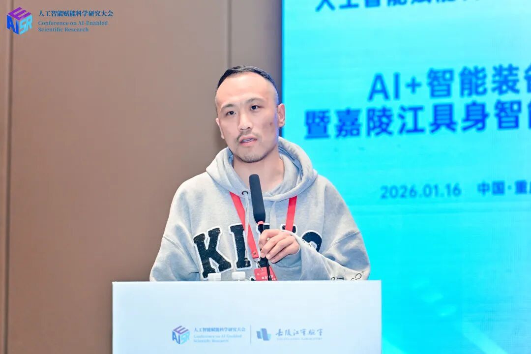 死磕机器人大脑的北大副教授，和我们聊了聊具身领域最大的“偏见”