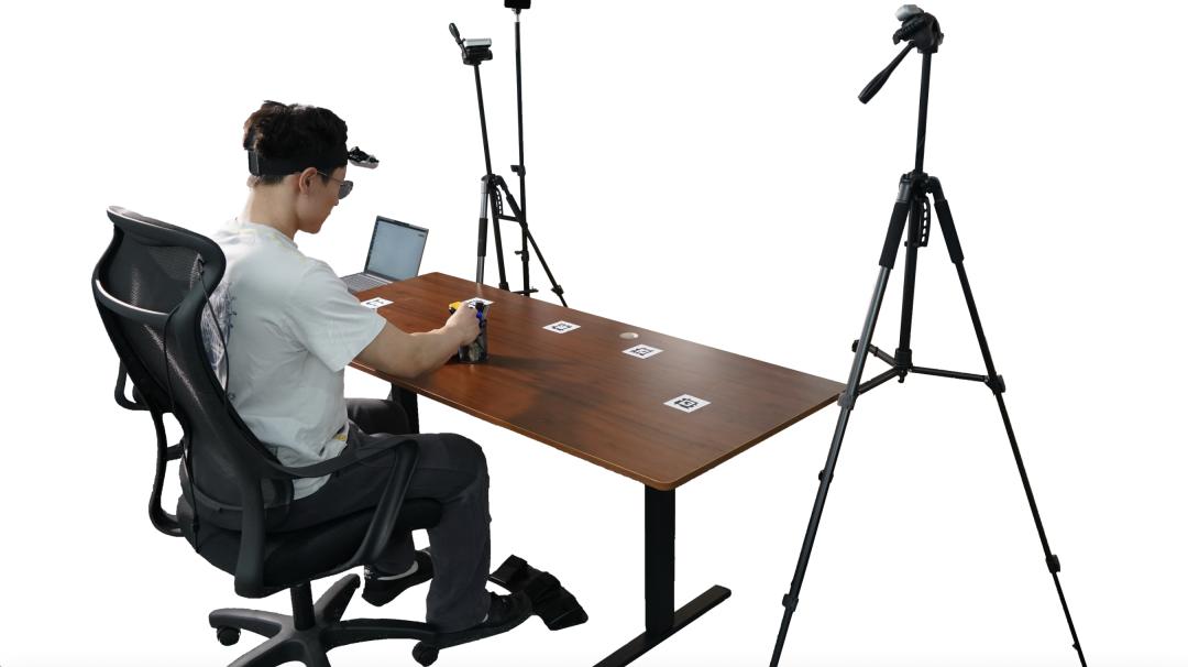 死磕机器人大脑的北大副教授，和我们聊了聊具身领域最大的“偏见”