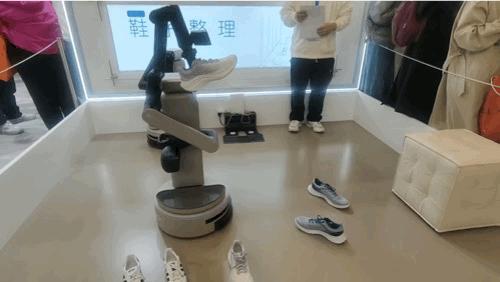 中国最大家电展上，一批想帮你做家务的机器人来了！