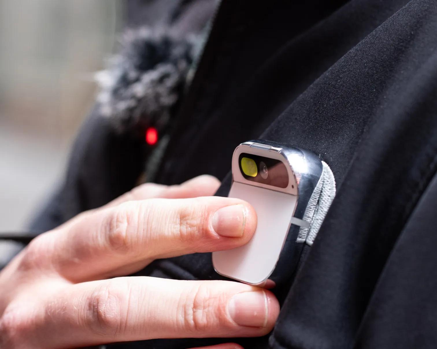 苹果全新AI硬件曝光:绑定iPhone 19,「借鉴」两年前全网群嘲的AI PIN?