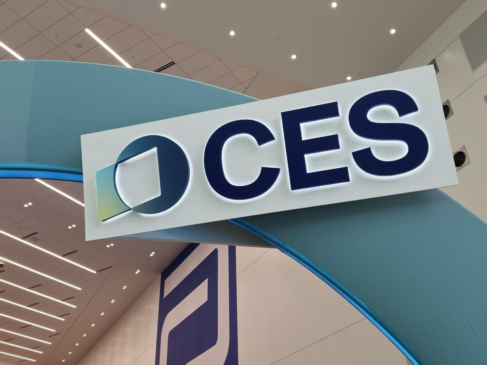 AI开始整活:叠衣、理发、当宠物,CES2026这些黑科技硬件太野了
