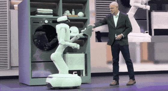 AI开始整活:叠衣、理发、当宠物,CES2026这些黑科技硬件太野了