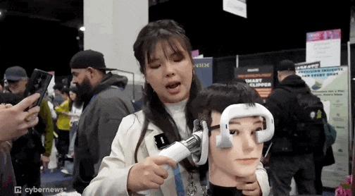 AI开始整活:叠衣、理发、当宠物,CES2026这些黑科技硬件太野了