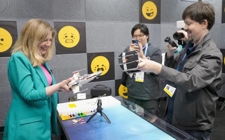 AI开始整活:叠衣、理发、当宠物,CES2026这些黑科技硬件太野了