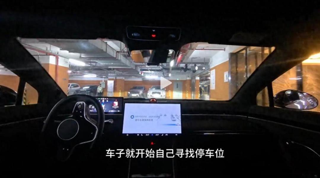 自动接人,手机开车,特斯拉纯视觉无人召唤终于来了