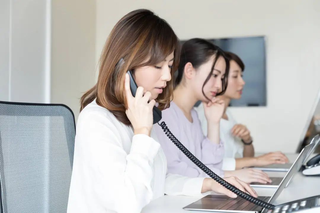 为避免员工「Manner化」,他们在这样用AI